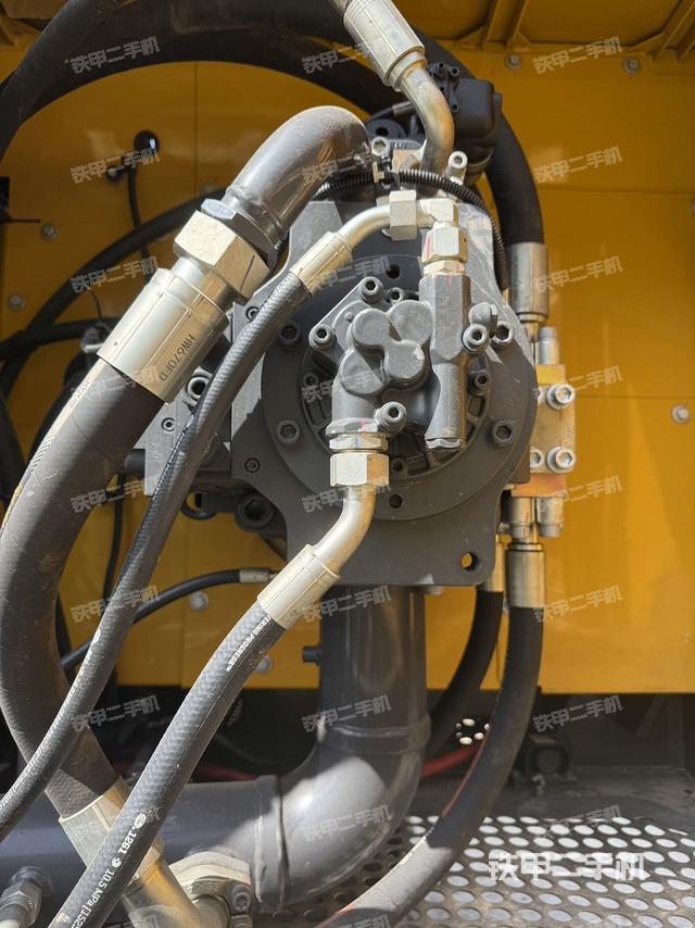 液压泵舱室正面整体(整机外观) 液压泵舱室正面整体(整机外观)