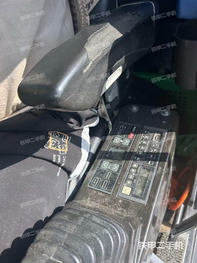 座椅左侧控制台/音响/含左手柄（驾驶室部分）