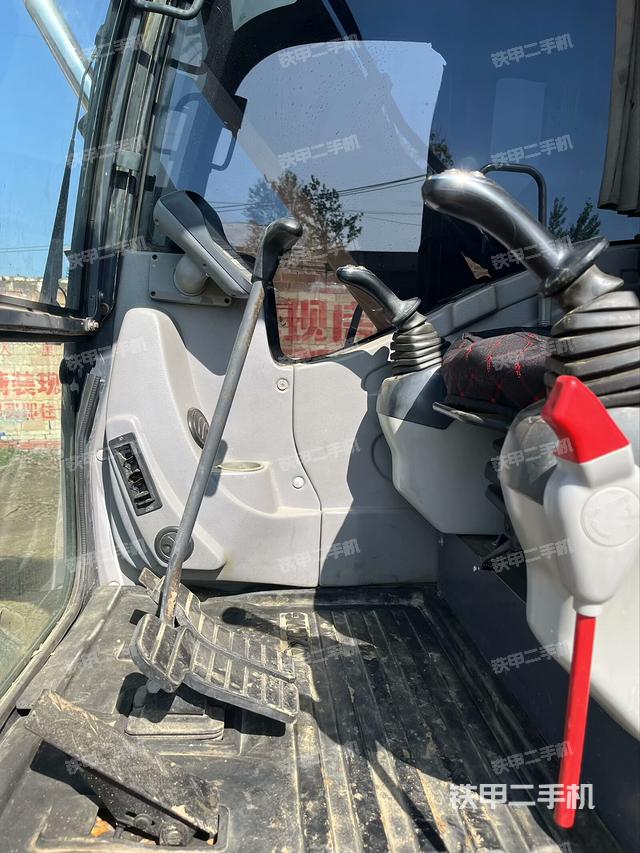 驾驶室顶部(整机外观) 驾驶室顶部(整机外观)