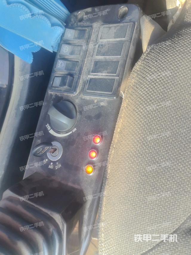 座椅右侧控制台/钥匙门/油门/含右手柄(驾驶室部分) 座椅右侧控制台/钥匙门/油门/含右手柄(驾驶室部分)