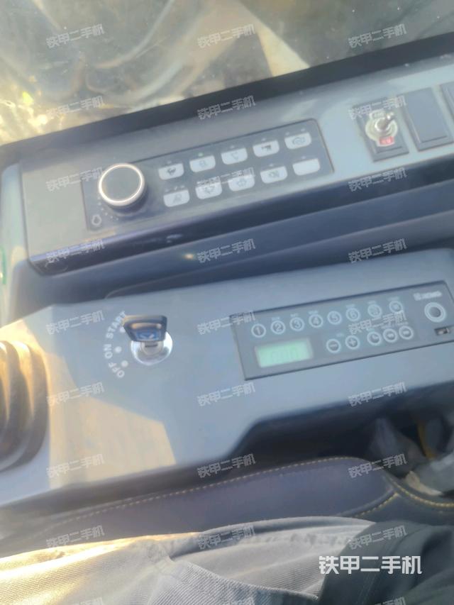 座椅右侧控制台/钥匙门/油门/含右手柄(驾驶室部分) 座椅右侧控制台/钥匙门/油门/含右手柄(驾驶室部分)