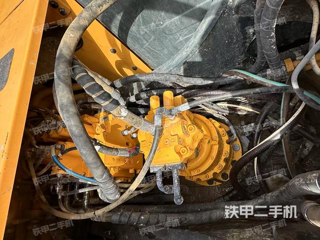 回转马达和主控阀(整机外观) 回转马达和主控阀(整机外观)