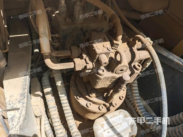 回转马达和主控阀(整机外观) 回转马达和主控阀(整机外观)