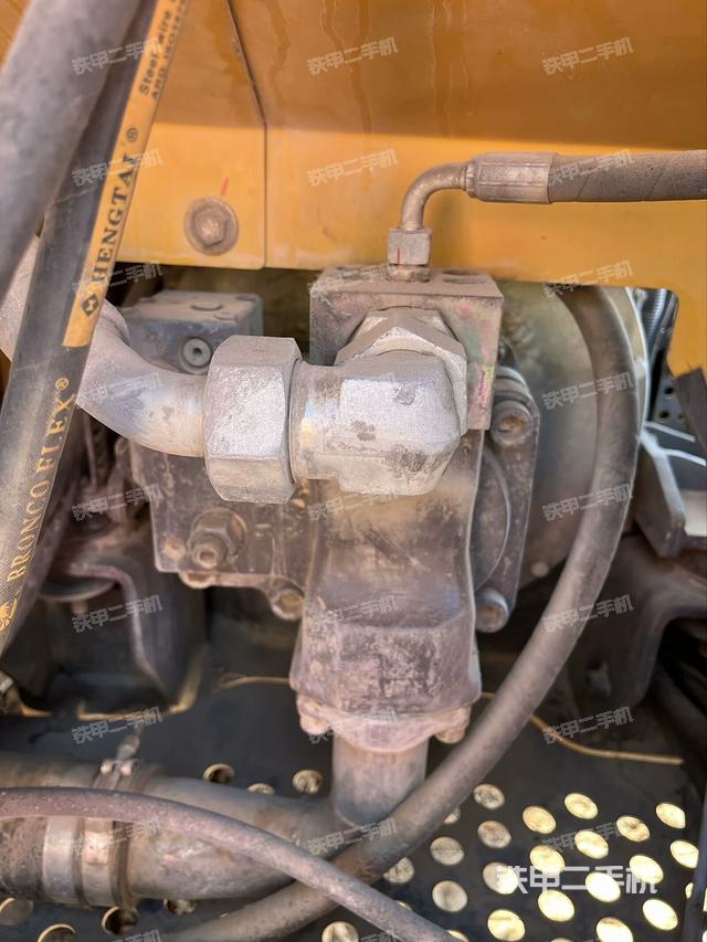 液压泵舱室正面整体(整机外观) 液压泵舱室正面整体(整机外观)