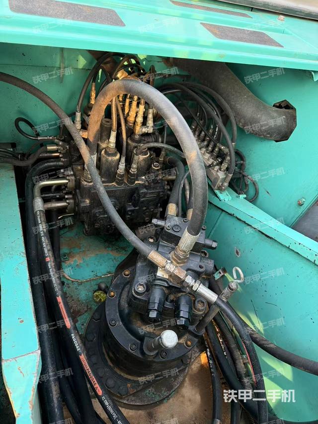 回转马达和主控阀(整机外观) 回转马达和主控阀(整机外观)