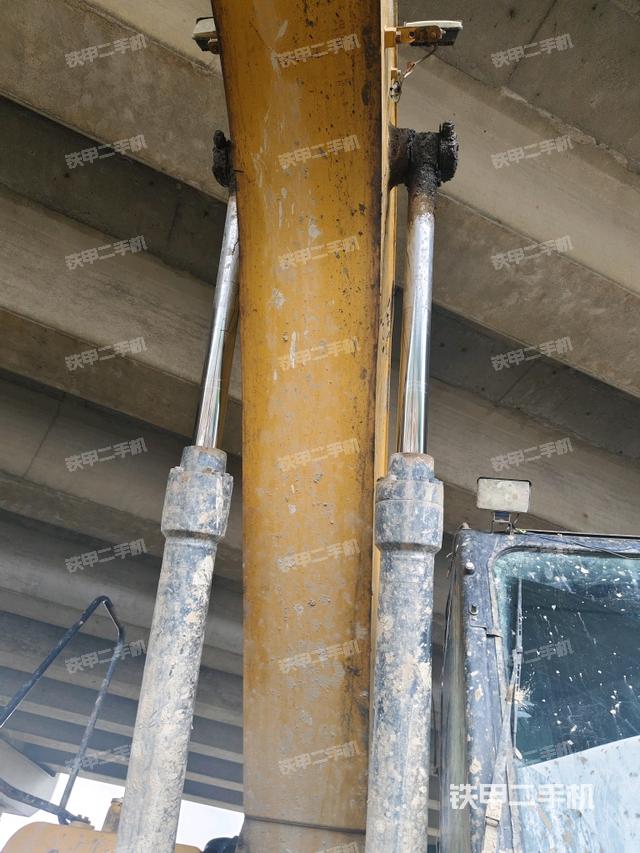 大臂油缸整体 竖拍(工作和回转装置) 大臂油缸整体 竖拍(工作和回转装置)