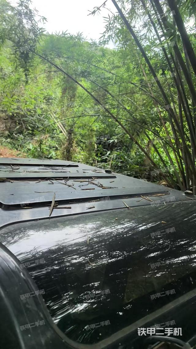 駕駛室頂部(整機(jī)外觀) 駕駛室頂部(整機(jī)外觀)