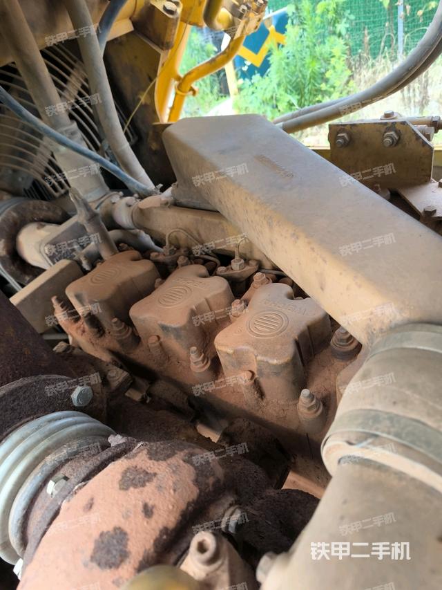 发动机右侧全景(推土机发动机舱) 发动机右侧全景(推土机发动机舱)