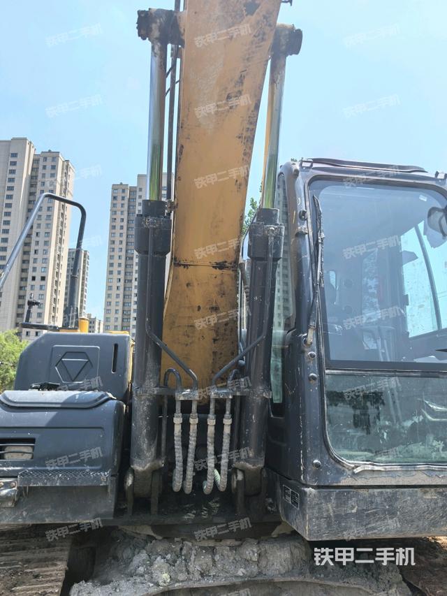 大臂油缸整体 竖拍(工作和回转装置) 大臂油缸整体 竖拍(工作和回转装置)