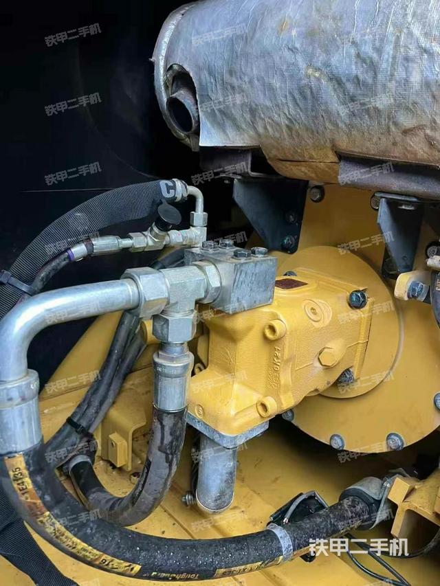 液压泵舱室正面整体（整机外观）