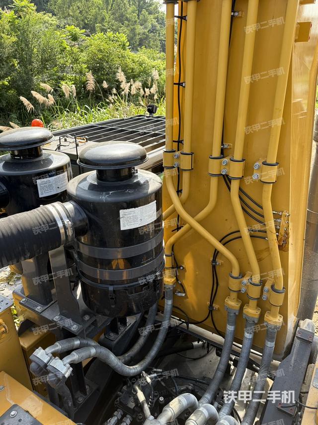 驾驶室顶部(整机外观) 驾驶室顶部(整机外观)