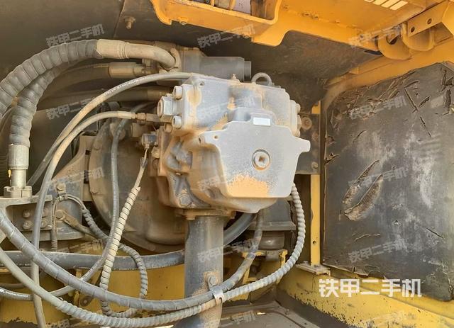 液压泵舱室正面整体（整机外观）