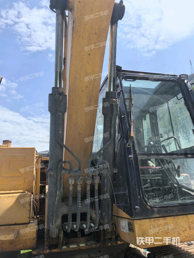 大臂油缸整体 竖拍(工作和回转装置) 大臂油缸整体 竖拍(工作和回转装置)