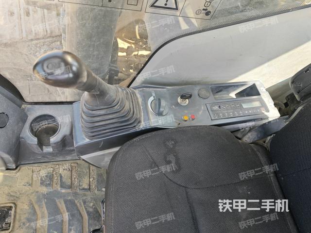 座椅右侧控制台/钥匙门/油门/含右手柄(驾驶室部分) 座椅右侧控制台/钥匙门/油门/含右手柄(驾驶室部分)