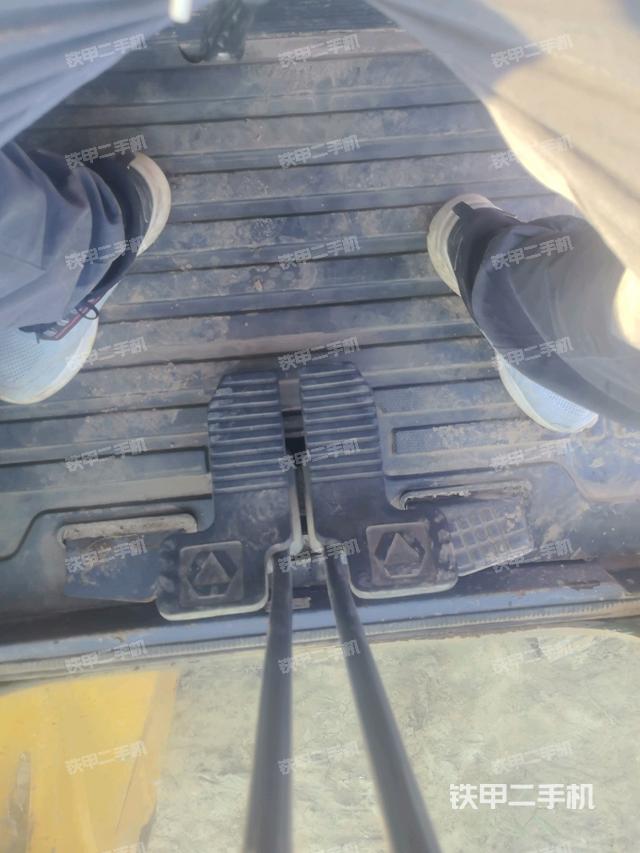 行走控制手柄和踏板 俯拍(驾驶室部分) 行走控制手柄和踏板 俯拍(驾驶室部分)