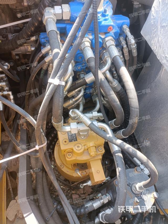 回转马达和主控阀(整机外观) 回转马达和主控阀(整机外观)