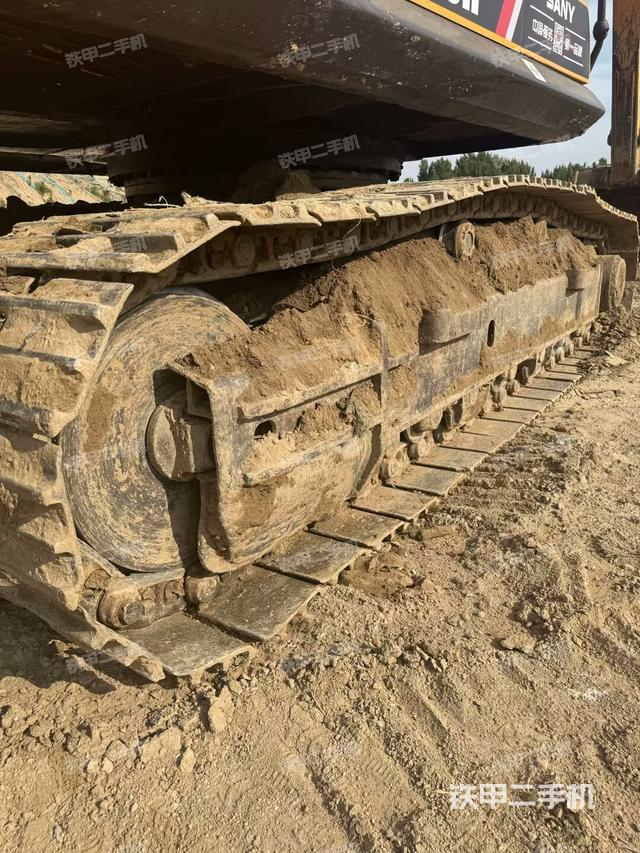 单侧履带整体(整机外观) 单侧履带整体(整机外观)