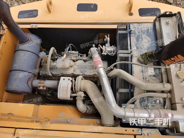 液压泵舱室正面整体（整机外观）