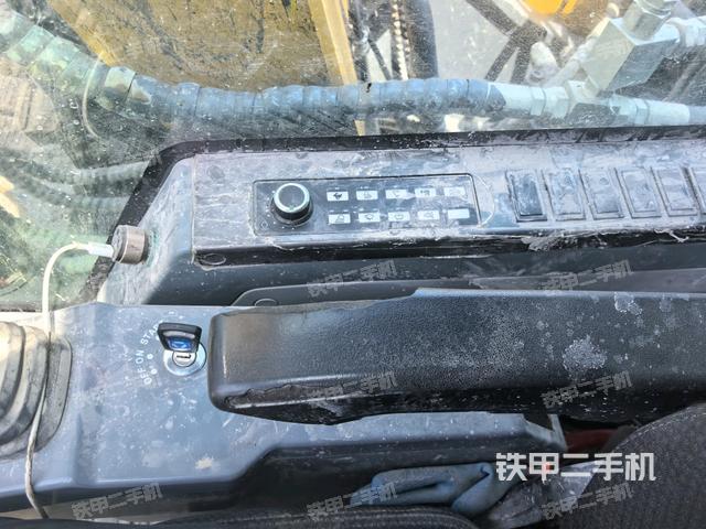 座椅右侧控制台/钥匙门/油门/含右手柄(驾驶室部分) 座椅右侧控制台/钥匙门/油门/含右手柄(驾驶室部分)