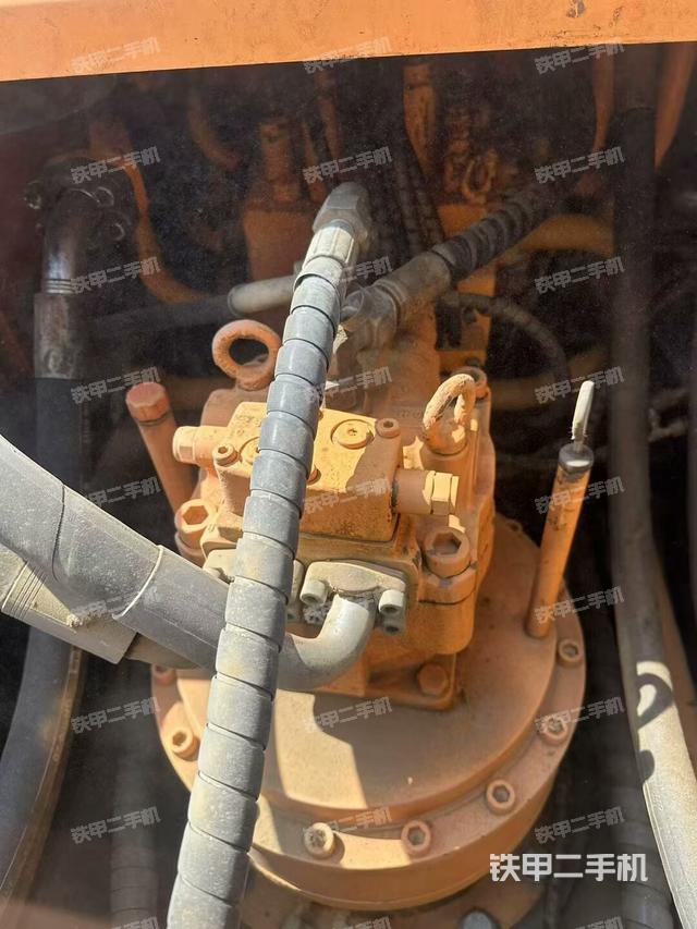 回转马达和主控阀(整机外观) 回转马达和主控阀(整机外观)