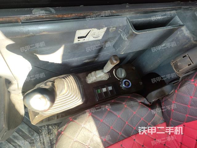 座椅右侧控制台/钥匙门/油门/含右手柄(驾驶室部分) 座椅右侧控制台/钥匙门/油门/含右手柄(驾驶室部分)