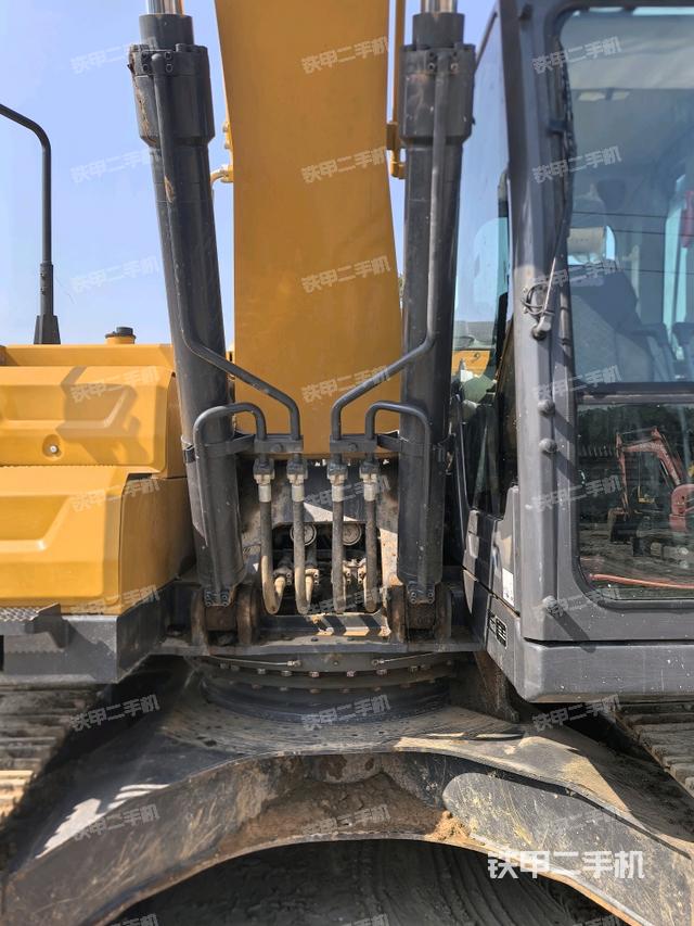 大臂油缸整体 竖拍(工作和回转装置) 大臂油缸整体 竖拍(工作和回转装置)