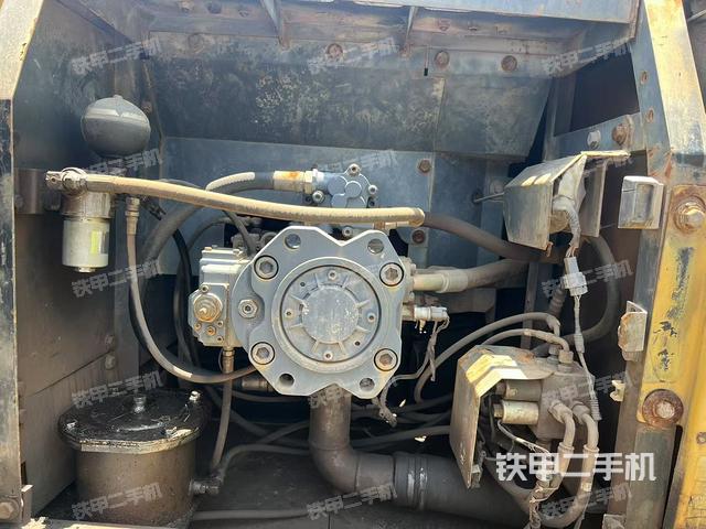 液压泵舱室正面整体（整机外观）