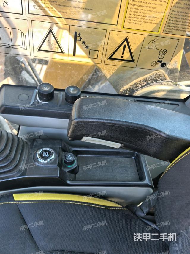 座椅左侧控制台/音响/含左手柄(驾驶室部分) 座椅左侧控制台/音响/含左手柄(驾驶室部分)