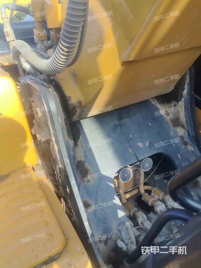 大臂根部 斜视(工作和回转装置) 大臂根部 斜视(工作和回转装置)