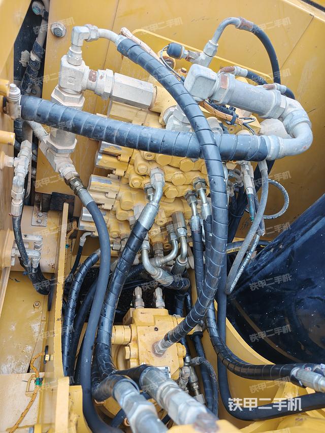 回转马达和主控阀（整机外观）