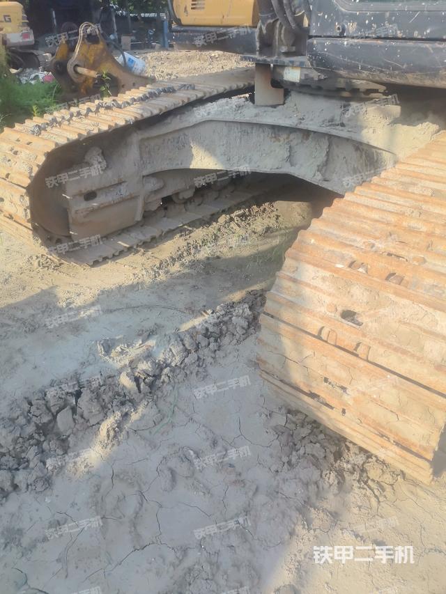 转盘和下车架正前(工作和回转装置) 转盘和下车架正前(工作和回转装置)