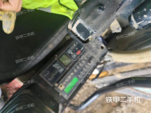 座椅左侧控制台/音响/含左手柄(驾驶室部分) 座椅左侧控制台/音响/含左手柄(驾驶室部分)