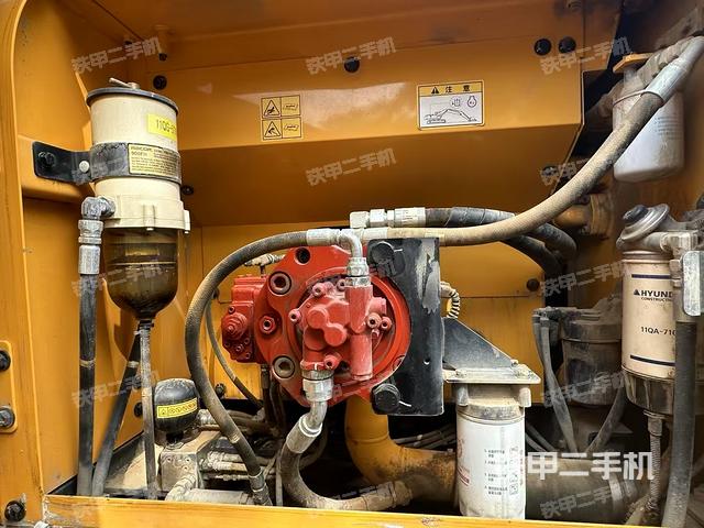 液压泵舱室正面整体(整机外观) 液压泵舱室正面整体(整机外观)