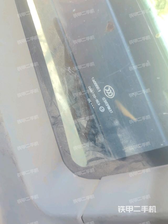 左后方玻璃角标(驾驶室部分) 左后方玻璃角标(驾驶室部分)