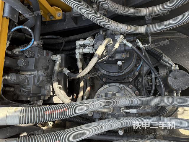 回转马达和主控阀(整机外观) 回转马达和主控阀(整机外观)