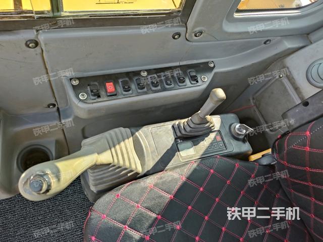 座椅右側(cè)控制臺(tái)/鑰匙門(mén)/油門(mén)/含右手柄(駕駛室部分) 座椅右側(cè)控制臺(tái)/鑰匙門(mén)/油門(mén)/含右手柄(駕駛室部分)