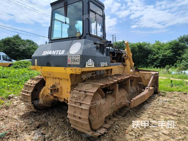 右后45°(推土机整车外观) 右后45°(推土机整车外观)