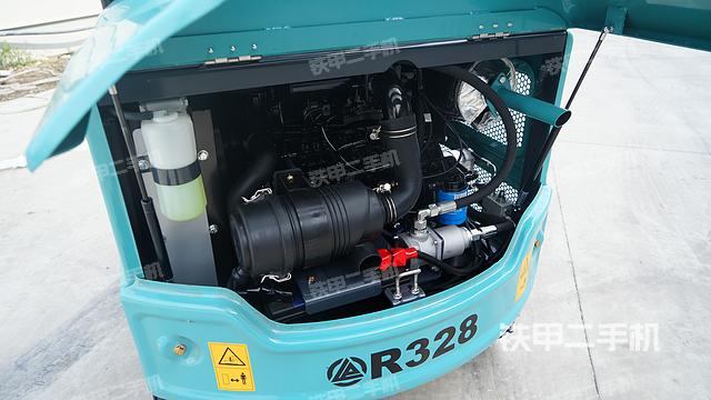 液壓泵艙室正面整體(整機(jī)外觀) 液壓泵艙室正面整體(整機(jī)外觀)