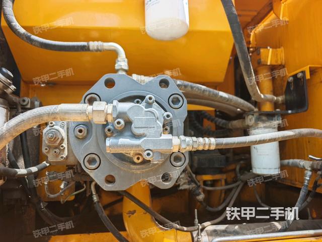 液压泵舱室正面整体（整机外观）