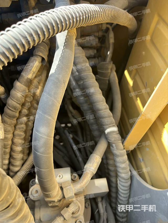 回转马达和主控阀(整机外观) 回转马达和主控阀(整机外观)