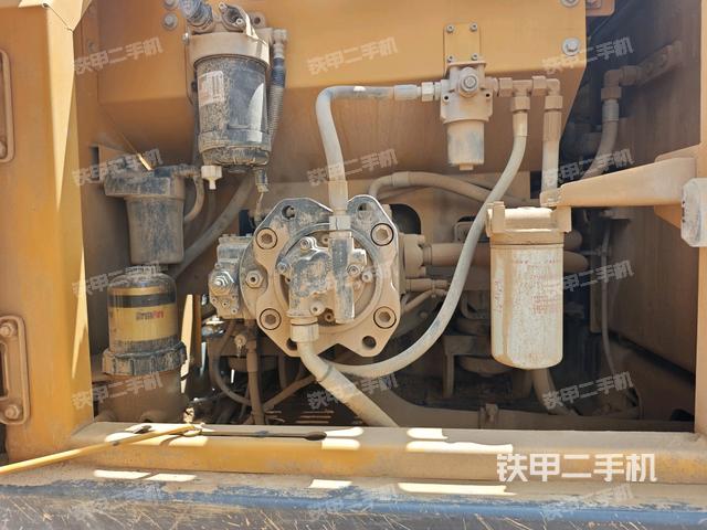 液压泵舱室正面整体(整机外观) 液压泵舱室正面整体(整机外观)