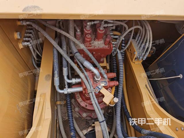 回转马达和主控阀（整机外观）