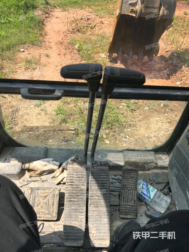 行走控制手柄和踏板 俯拍(驾驶室部分) 行走控制手柄和踏板 俯拍(驾驶室部分)