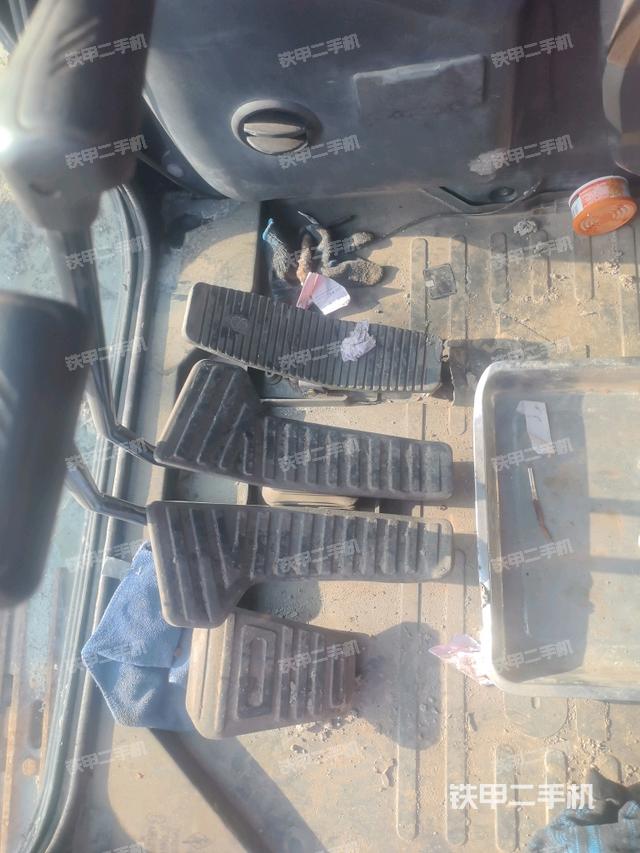 行走控制手柄和踏板 俯拍(驾驶室部分) 行走控制手柄和踏板 俯拍(驾驶室部分)