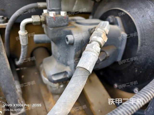 液压泵舱室正面整体(整机外观) 液压泵舱室正面整体(整机外观)