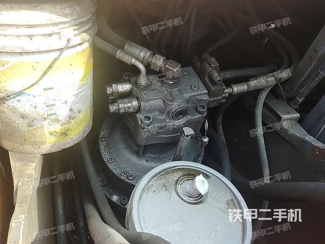 回转马达和主控阀(整机外观) 回转马达和主控阀(整机外观)