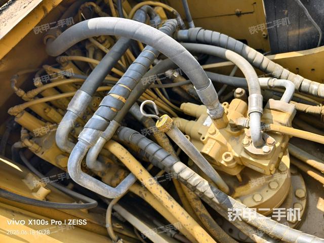 回转马达和主控阀(整机外观) 回转马达和主控阀(整机外观)