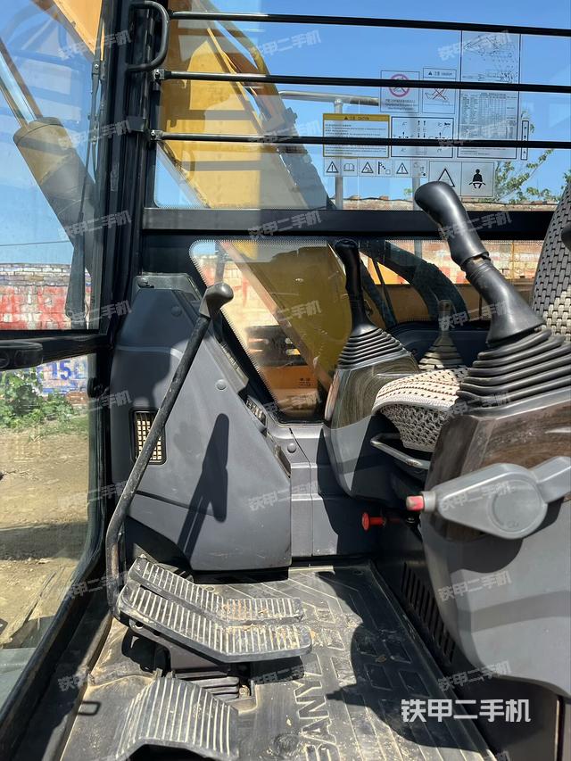 驾驶室顶部(整机外观) 驾驶室顶部(整机外观)