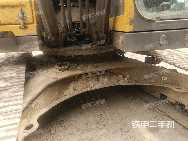 转盘和下车架正前(工作和回转装置) 转盘和下车架正前(工作和回转装置)