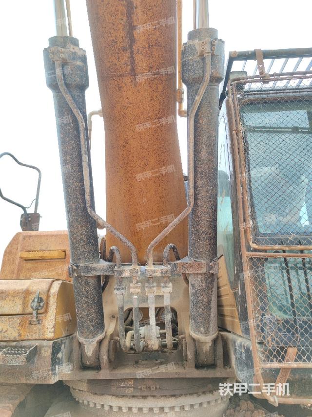 大臂油缸整体 竖拍(工作和回转装置) 大臂油缸整体 竖拍(工作和回转装置)